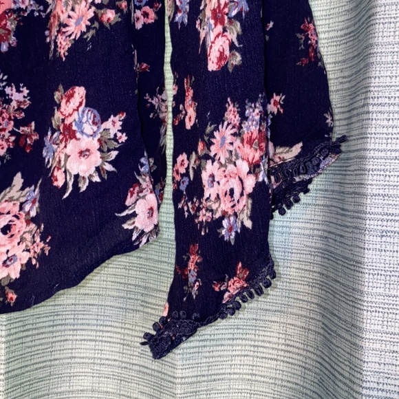 Blue boho floral cozy top. New - Picture 3 of 4